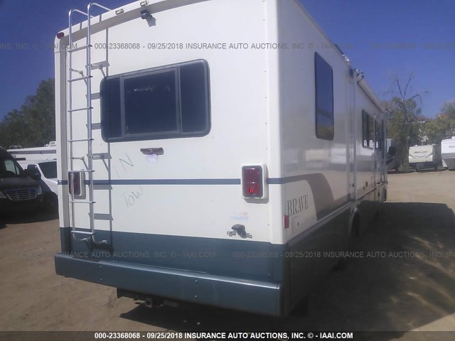 5B4LP37J3Y3323824 - 2000 WORKHORSE CUSTOM CHASSIS MOTORHOME CHASSIS P3500 WHITE photo 4