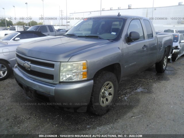 1GCEC19X07Z640394 - 2007 CHEVROLET SILVERADO C1500 CLASSIC GRAY photo 2