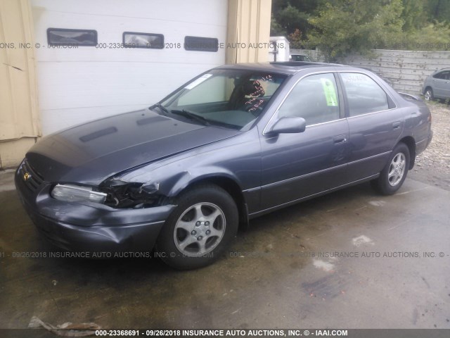 JT2BG22K7V0012371 - 1997 TOYOTA CAMRY LE/XLE 灰色 照片 2