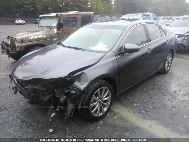 4T1BF1FK3GU607580 - 2016 TOYOTA CAMRY LE/XLE/SE/XSE 灰色 照片 2