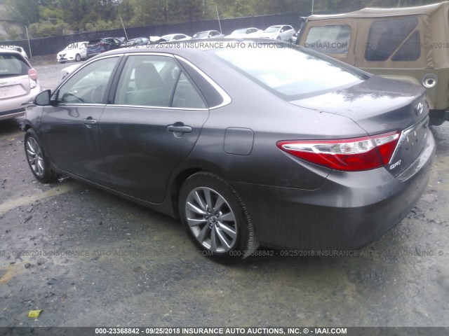 4T1BF1FK3GU607580 - 2016 TOYOTA CAMRY LE/XLE/SE/XSE 灰色 照片 3