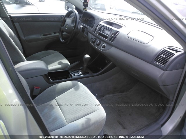 4T1BE32K73U157690 - 2003 TOYOTA CAMRY LE/XLE/SE Күміс фото 5