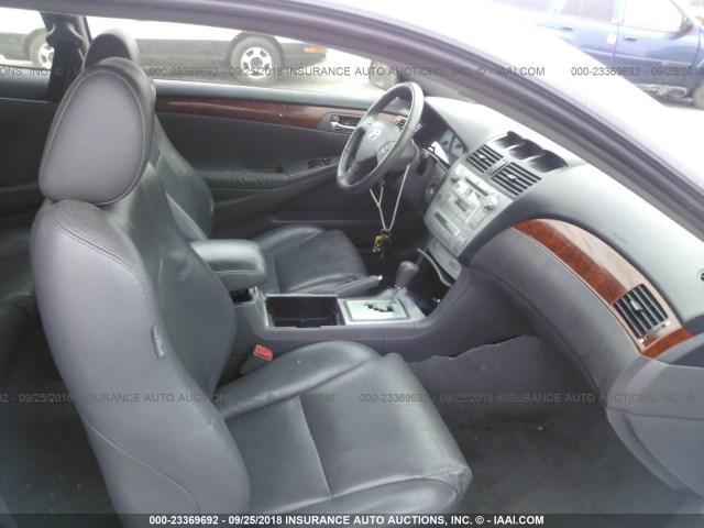 4T1CE30P06U667614 - 2006 TOYOTA CAMRY SOLARA SE/SLE ვერცხლისფერი ფოტო 5