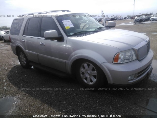 5LMFU285X5LJ17089 - 2005 LINCOLN NAVIGATOR Silber Foto 1