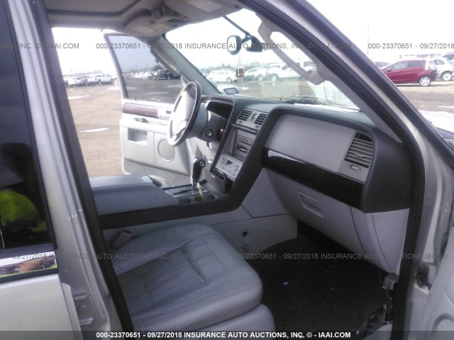 5LMFU285X5LJ17089 - 2005 LINCOLN NAVIGATOR Silber Foto 5