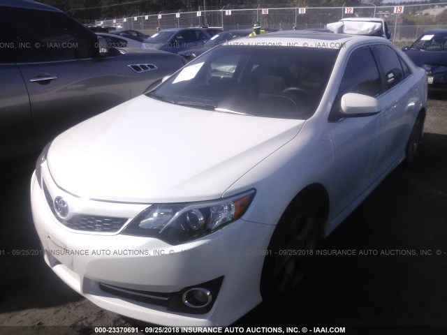 4T1BF1FK8EU458001 - 2014 TOYOTA CAMRY L/SE/LE/XLE თეთრი ფოტო 2