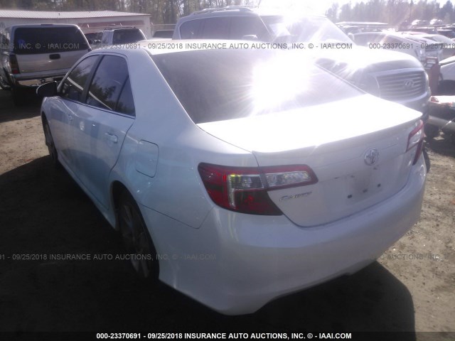 4T1BF1FK8EU458001 - 2014 TOYOTA CAMRY L/SE/LE/XLE თეთრი ფოტო 3