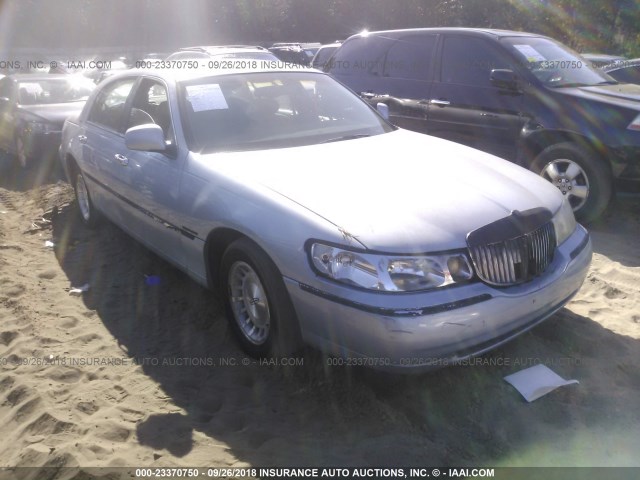 1LNFM81WXWY696775 - 1998 LINCOLN TOWN CAR EXECUTIVE Light Blue photo 1