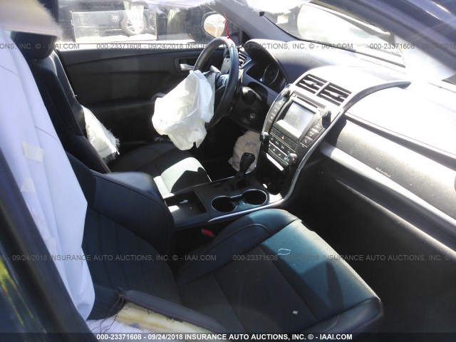 4T1BF1FKXHU382348 - 2017 TOYOTA CAMRY LE/XLE/SE/XSE 灰色 照片 5