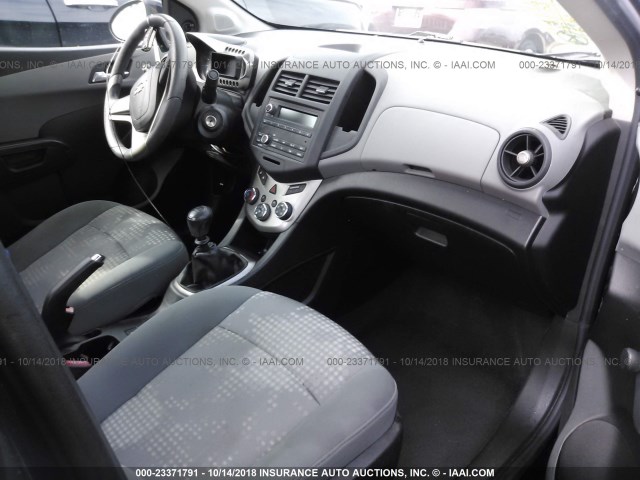 1G1JB5SH7C4190416 - 2012 CHEVROLET SONIC LS 黑色 照片 5
