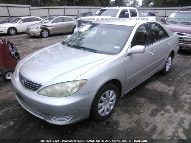 4T1BE32K95U638625 - 2005 TOYOTA CAMRY LE/XLE/SE SILVER photo 2