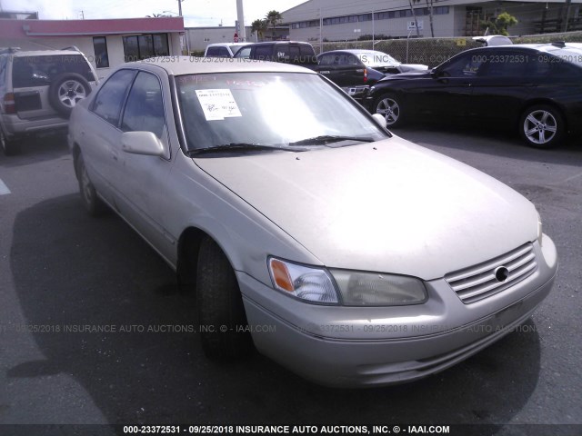 JT2BG28K1X0352206 - 1999 TOYOTA CAMRY LE/XLE GOLD photo 1