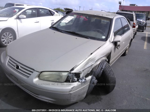 JT2BG28K1X0352206 - 1999 TOYOTA CAMRY LE/XLE GOLD photo 2