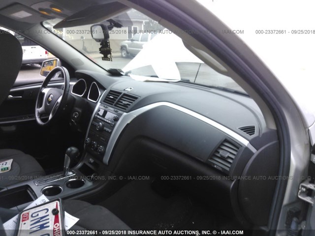 1GNKVGED8BJ240920 - 2011 CHEVROLET TRAVERSE LT SILVER photo 5