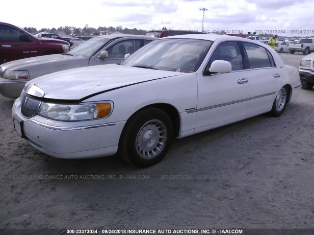 1LNHM81W2XY634667 - 1999 LINCOLN TOWN CAR EXECUTIVE Белый фото 2
