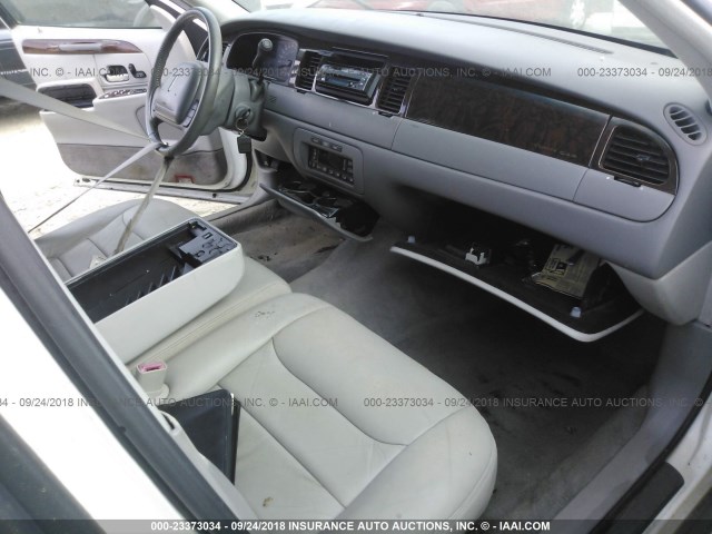 1LNHM81W2XY634667 - 1999 LINCOLN TOWN CAR EXECUTIVE Белый фото 5