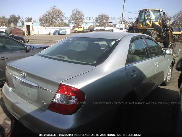 JTDBF32K230149697 - 2003 TOYOTA CAMRY LE/XLE 银色 照片 4