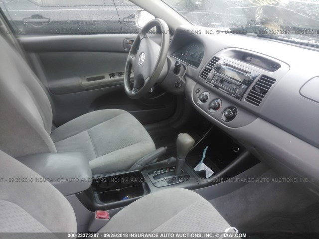 4T1BE32K24U272697 - 2004 TOYOTA CAMRY LE/XLE/SE Күміс фото 5