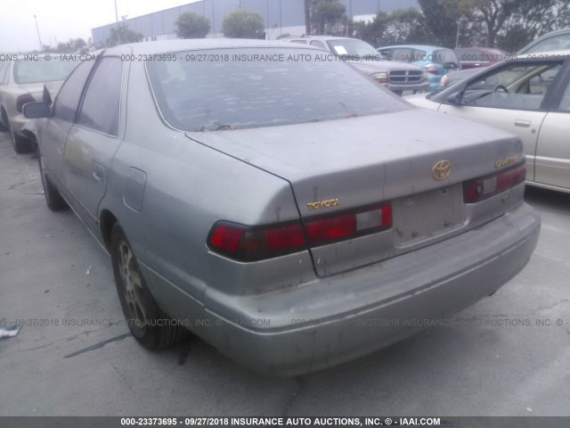 JT2BF28K2X0180075 - 1999 TOYOTA CAMRY LE/XLE GOLD photo 3