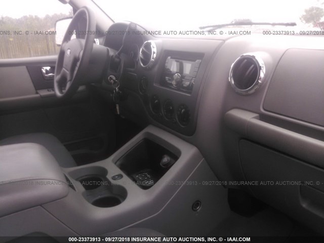 1FMFU16576LA40621 - 2006 FORD EXPEDITION XLT SILVER photo 5