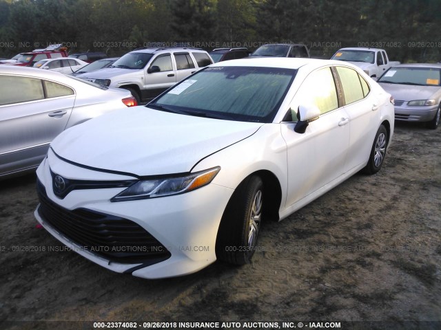 4T1B11HK9JU662814 - 2018 TOYOTA CAMRY L/LE/XLE/SE/XSE WHITE photo 2