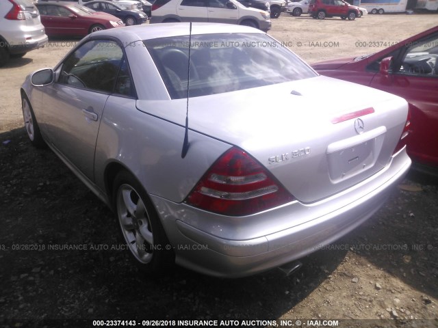 WDBKK65F93F274364 - 2003 MERCEDES-BENZ SLK 320 SILVER photo 3