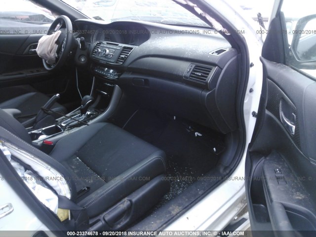 1HGCR2F5XHA192164 - 2017 HONDA ACCORD SPORT 白色 照片 5
