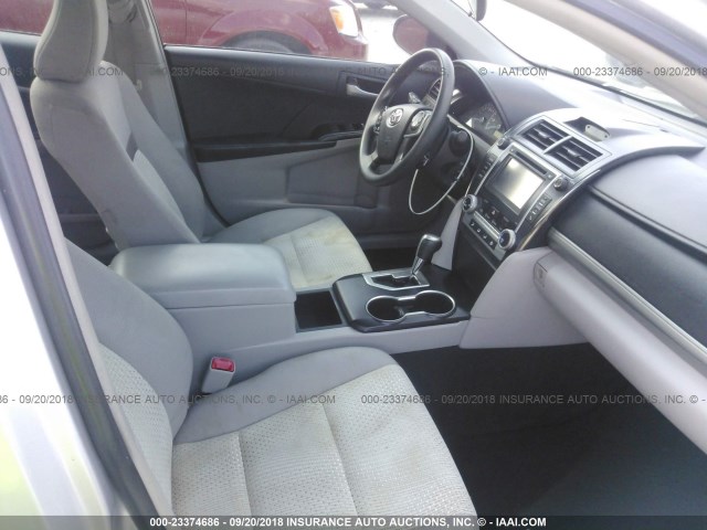 4T1BF1FK9EU854809 - 2014 TOYOTA CAMRY L/SE/LE/XLE 银色 照片 5