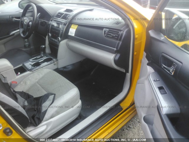 4T1BD1FK1CU046229 - 2012 TOYOTA CAMRY HYBRID/LE/XLE 黄色 照片 5