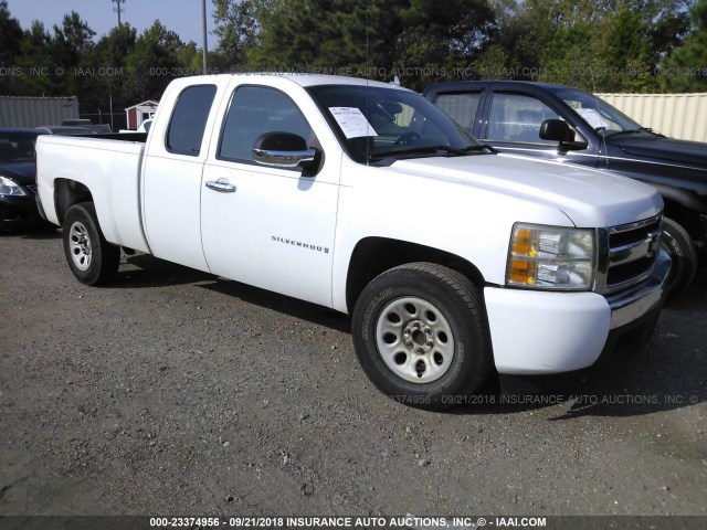 1GCEC19X58Z132620 - 2008 CHEVROLET SILVERADO C1500 WHITE photo 1