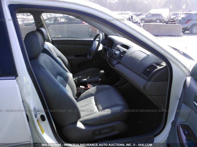 4T1BF30K62U015698 - 2002 TOYOTA CAMRY LE/XLE/SE Ақ фото 5