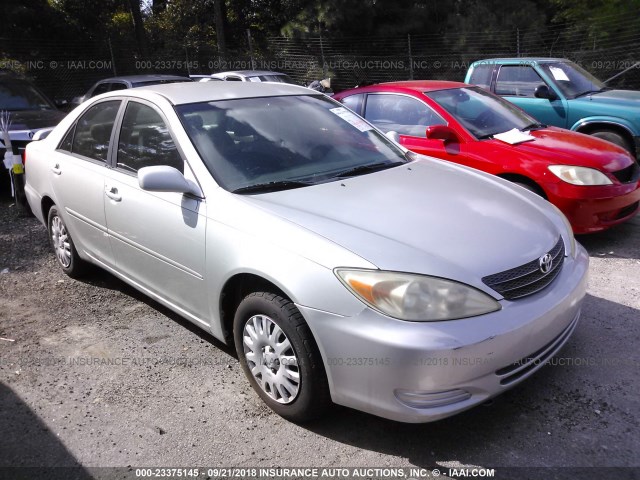 JTDBE32K420110885 - 2002 TOYOTA CAMRY LE/XLE/SE Күміс фото 1