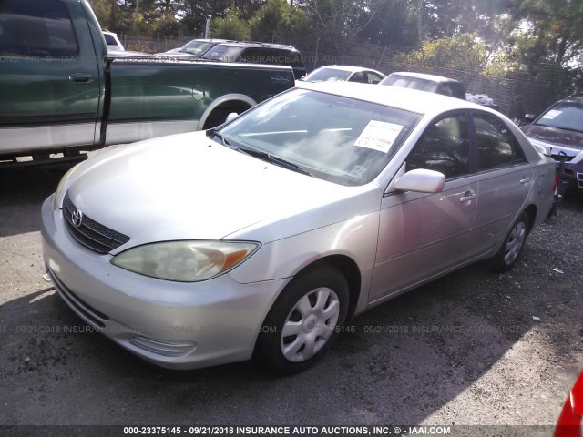 JTDBE32K420110885 - 2002 TOYOTA CAMRY LE/XLE/SE Күміс фото 2