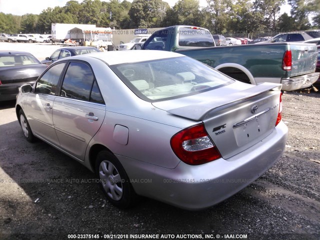 JTDBE32K420110885 - 2002 TOYOTA CAMRY LE/XLE/SE Күміс фото 3