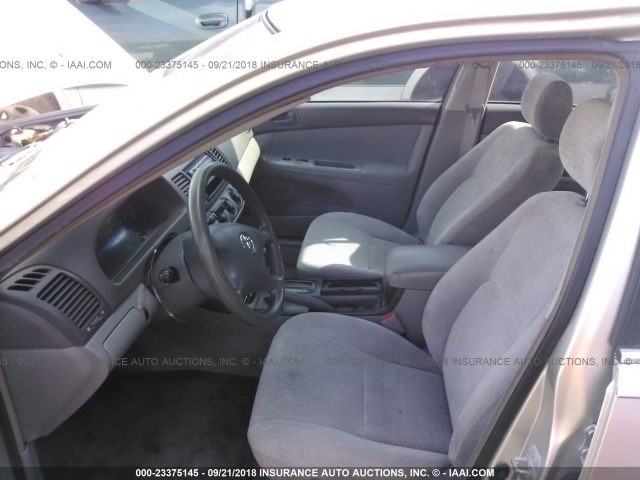 JTDBE32K420110885 - 2002 TOYOTA CAMRY LE/XLE/SE Күміс фото 5