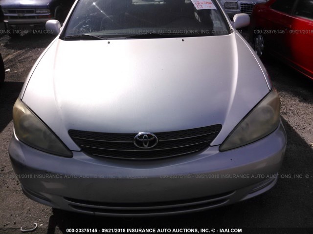 JTDBE32K420110885 - 2002 TOYOTA CAMRY LE/XLE/SE Күміс фото 6