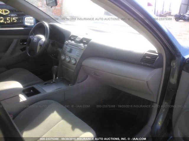4T4BE46K69R050452 - 2009 TOYOTA CAMRY SE/LE/XLE BLUE photo 5