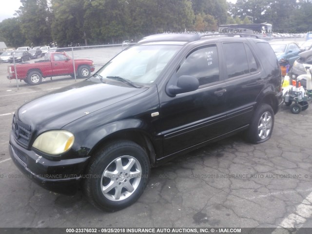 4JGAB72E3XA113943 - 1999 MERCEDES-BENZ ML 430 Schwarz Foto 2