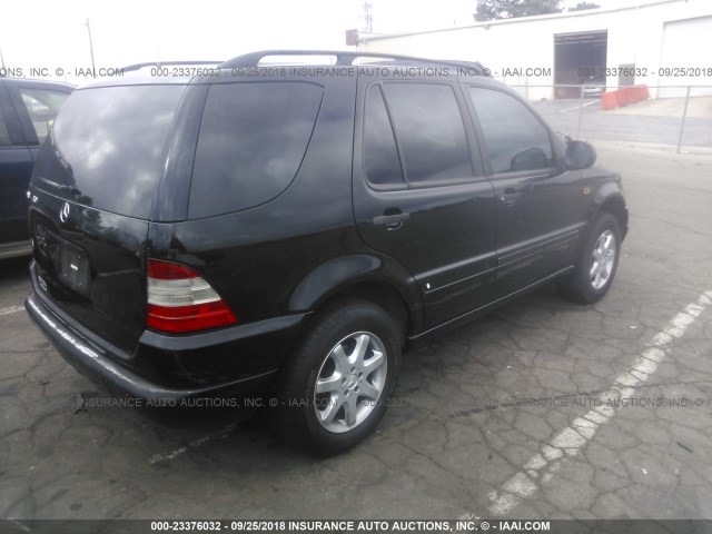 4JGAB72E3XA113943 - 1999 MERCEDES-BENZ ML 430 Schwarz Foto 4