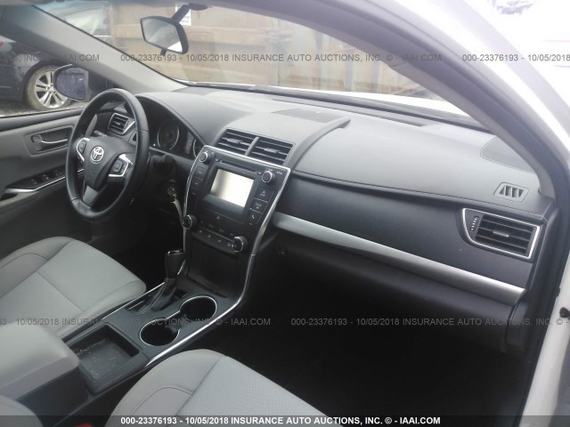 4T1BF1FKXGU121266 - 2016 TOYOTA CAMRY LE/XLE/SE/XSE 白色 照片 5