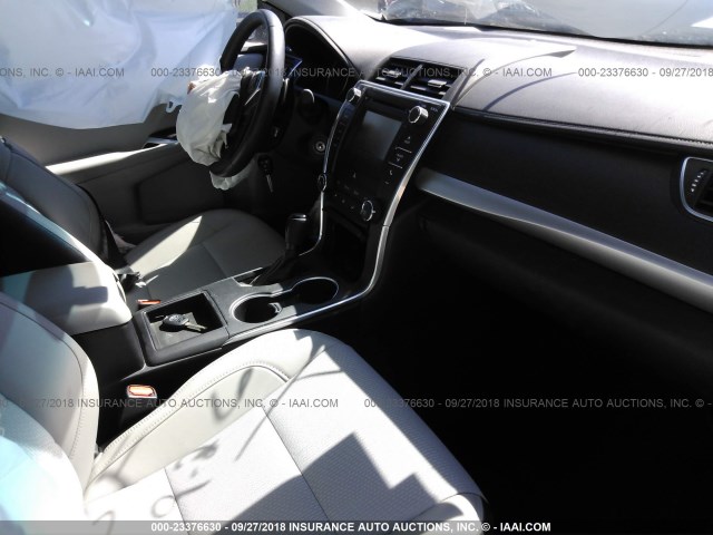 4T1BF1FK0HU343235 - 2017 TOYOTA CAMRY LE/XLE/SE/XSE 白色 照片 5