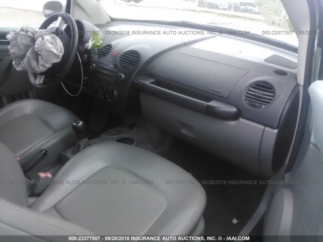 3VWBM31Y45M367486 - 2005 VOLKSWAGEN NEW BEETLE GL 浅蓝色 照片 5