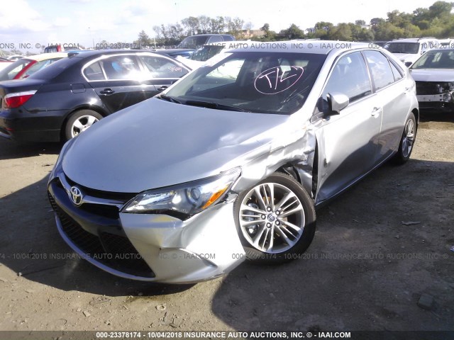 4T1BF1FK2HU395823 - 2017 TOYOTA CAMRY LE/XLE/SE/XSE 银色 照片 2
