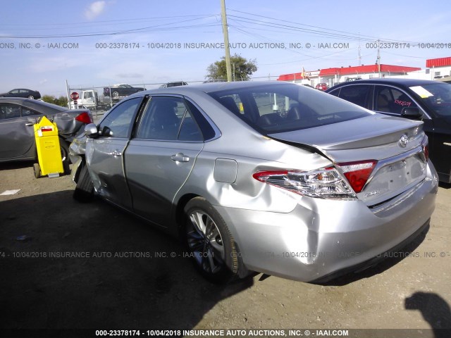 4T1BF1FK2HU395823 - 2017 TOYOTA CAMRY LE/XLE/SE/XSE 银色 照片 3