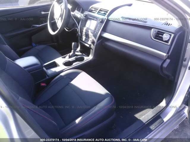 4T1BF1FK2HU395823 - 2017 TOYOTA CAMRY LE/XLE/SE/XSE 银色 照片 5