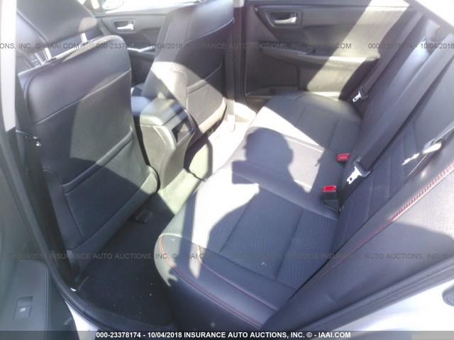 4T1BF1FK2HU395823 - 2017 TOYOTA CAMRY LE/XLE/SE/XSE 银色 照片 8