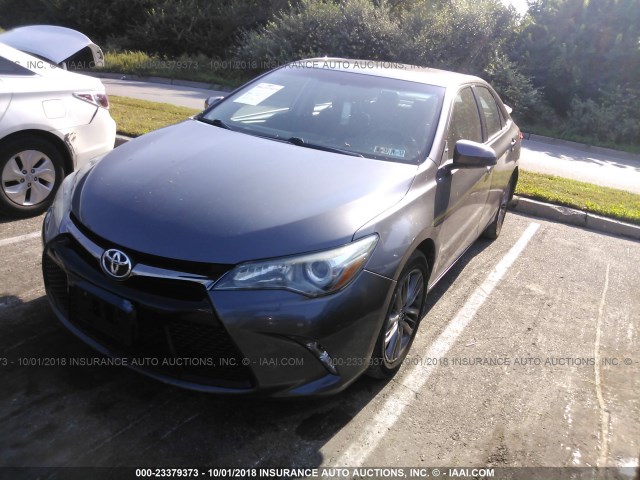4T1BF1FKXGU528407 - 2016 TOYOTA CAMRY LE/XLE/SE/XSE GRAY photo 2