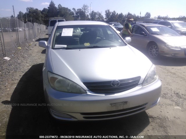 4T1BE32K53U675880 - 2003 TOYOTA CAMRY LE/XLE/SE Күміс фото 6
