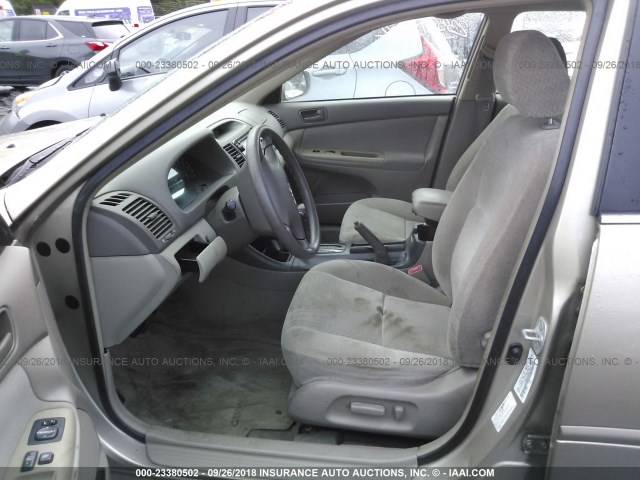4T1BE32K52U011934 - 2002 TOYOTA CAMRY LE/XLE/SE BEIGE photo 5