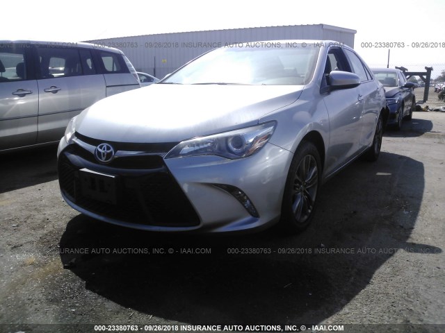 4T1BF1FKXFU984552 - 2015 TOYOTA CAMRY LE/XLE/SE/XSE SILVER photo 2